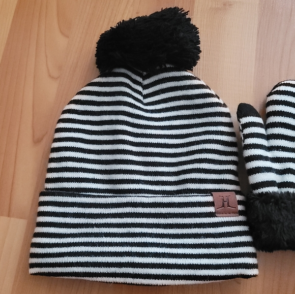 Toddler Girls Boys Black White Striped Hat & Mitten Set Pom Pom NWT Size 2T-3T - Picture 6 of 10